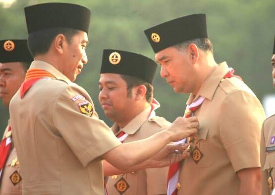 Presiden RI saat menyematkan Lencana Dharma Bhakti kepada Walikota Jambi SY Fasha di Jakarta